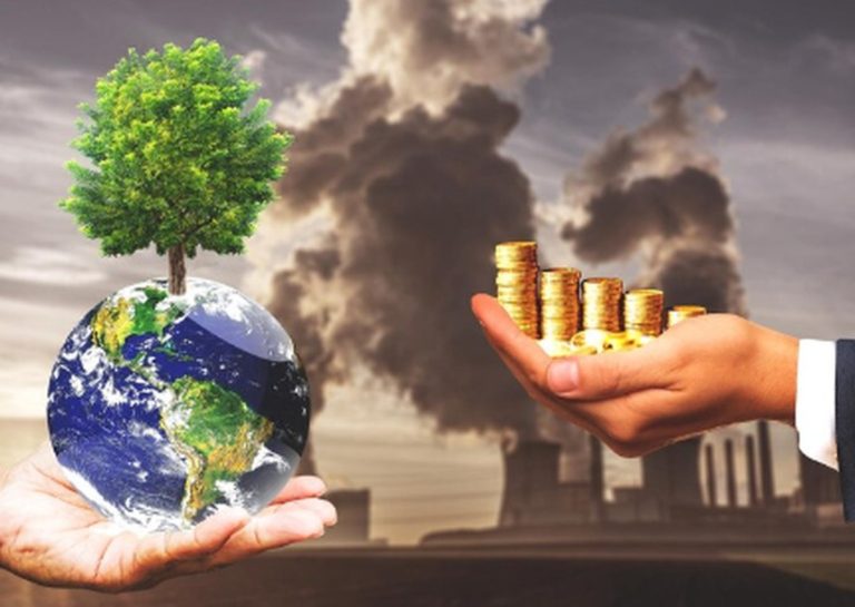 Two hands represent contrasting choices: one holds a green Earth with a thriving tree symbolizing sustainability, while the other holds stacks of coins in front of a polluting industrial background—highlighting the financial and environmental impacts of Climate Change. Perguntar ao ChatGPT