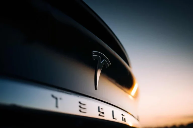 Tesla Dominante Califórnia em Q1 2026 com 56% de Partilha de Mercado